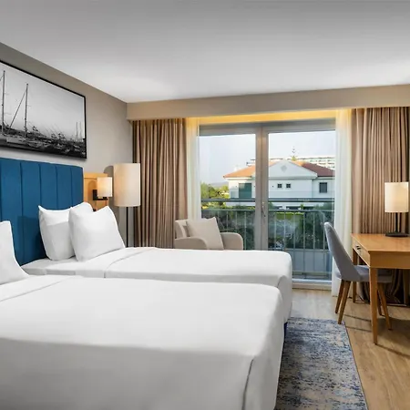 Курортний комплекс Radisson Blu &
