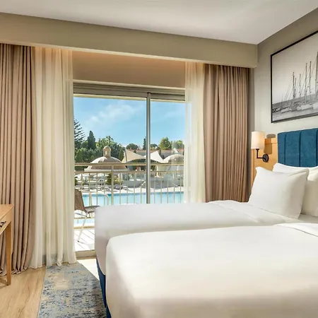 Курортний комплекс Radisson Blu &