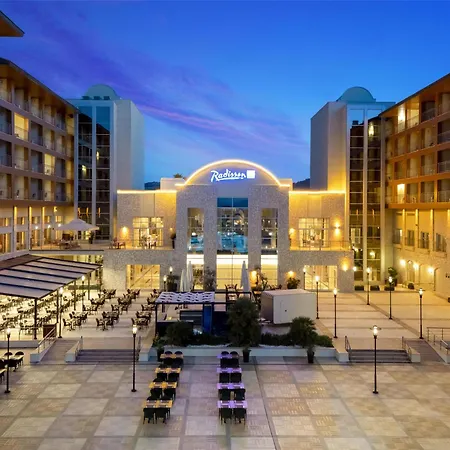 Üdülőközpont Radisson Blu & 5*